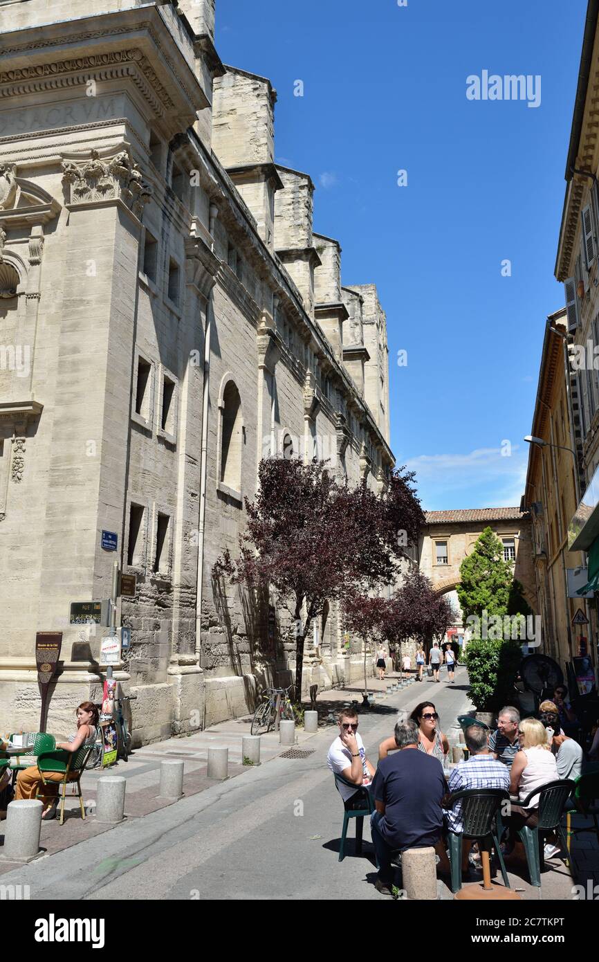 AVIGNONE, FRANCIA - 12 LUGLIO 2014: Scena di strada nel centro medievale di Avignone. Avignone è una famosa e molto popolare tra le città turistiche in Provenza in così Foto Stock