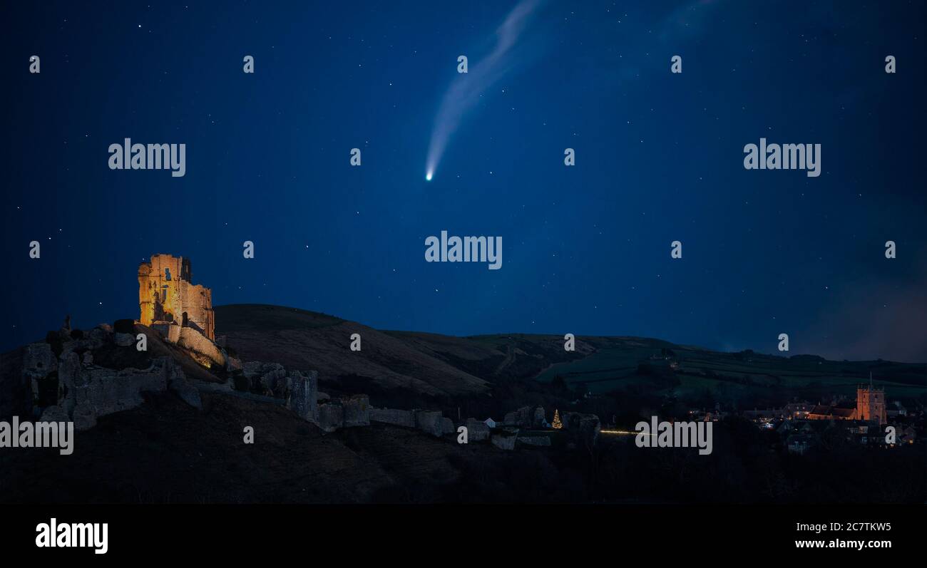 Immagine digitale composita di Neoswise Comet sul paesaggio medievale del castello durante l'autunno crepuscolo luce con la luna Foto Stock