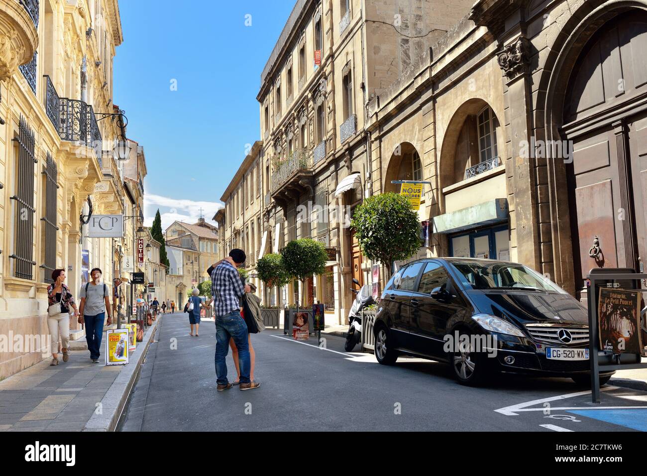 AVIGNONE, FRANCIA - 12 LUGLIO 2014: L'uomo non identificato e la sua ragazza stanno baciando per strada. Avignone è diventata un sito patrimonio mondiale dell'UNESCO nel 1995 Foto Stock