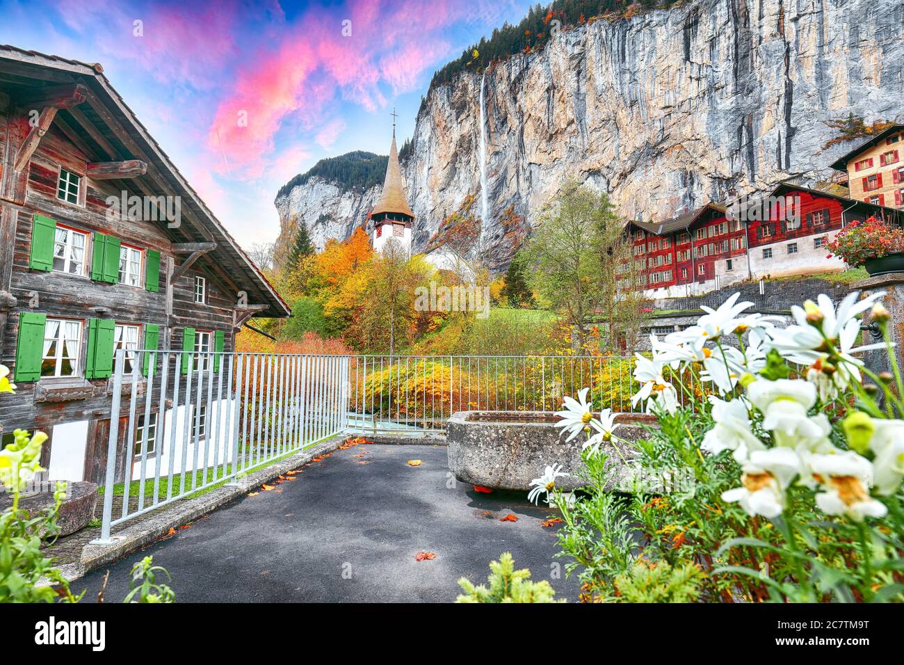 Splendida vista autunnale del villaggio di Lauterbrunnen con la cascata Staubbach e le Alpi svizzere sullo sfondo. Ubicazione: Lauterbrunnen villaggio, B Foto Stock