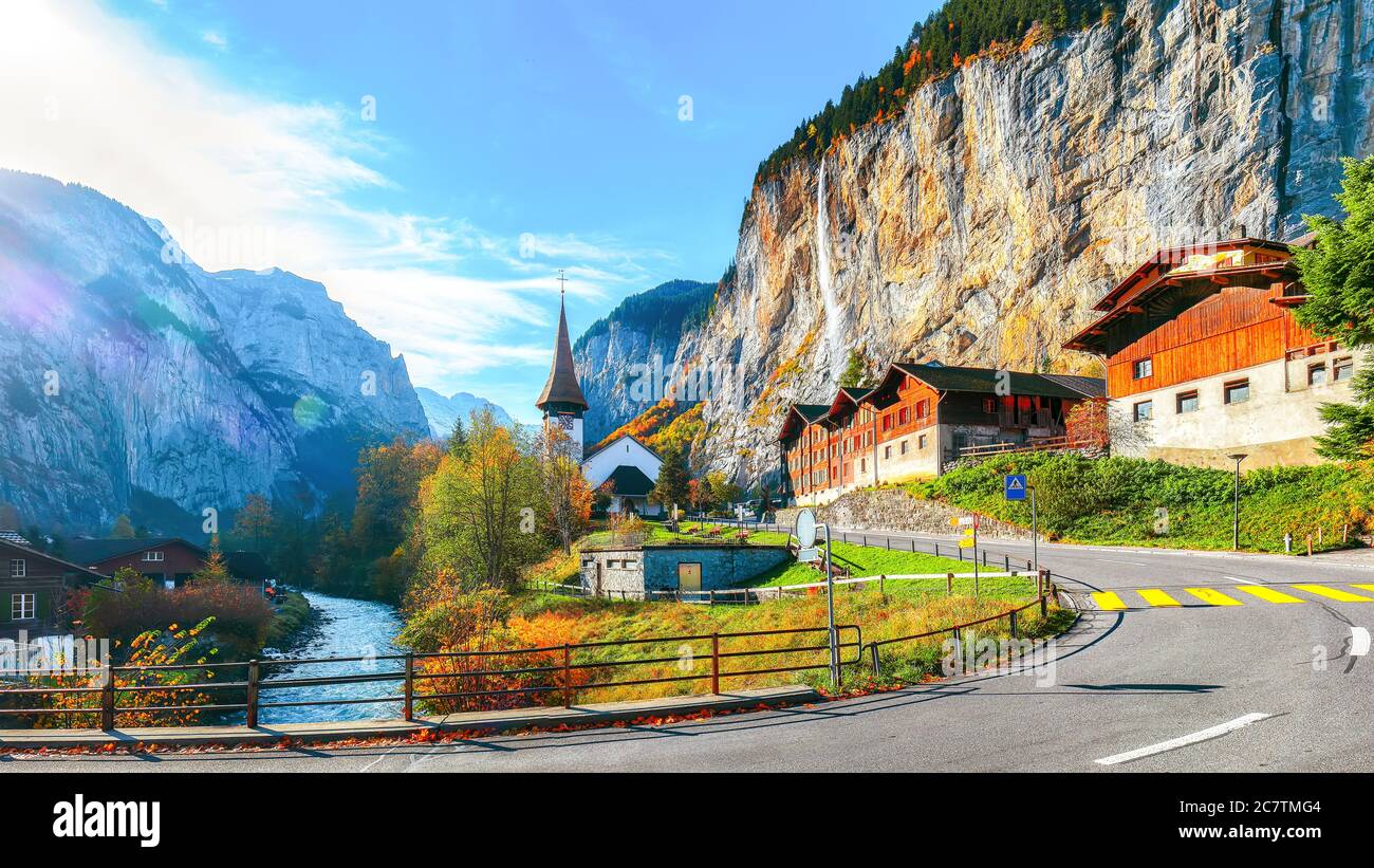 Splendida vista autunnale del villaggio di Lauterbrunnen con la cascata Staubbach e le Alpi svizzere sullo sfondo. Ubicazione: Lauterbrunnen villaggio, B Foto Stock