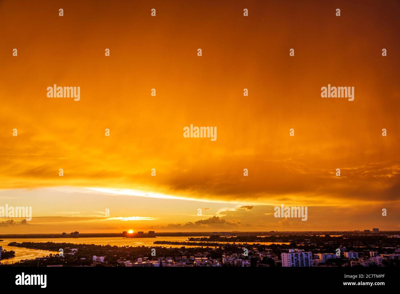 Miami Beach Florida, Biscayne Bay Water, skyline della città, tramonto, tempesta fronte nuvole, arancione colore cielo, concetto cambiamento climatico globale riscaldamento clima cri Foto Stock