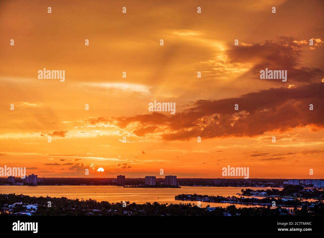 Miami Beach Florida, Biscayne Bay Water, skyline della città, vista panoramica, nuvole, colori drammatici, tramonto, visitatori viaggio viaggio turistico turismo landma Foto Stock