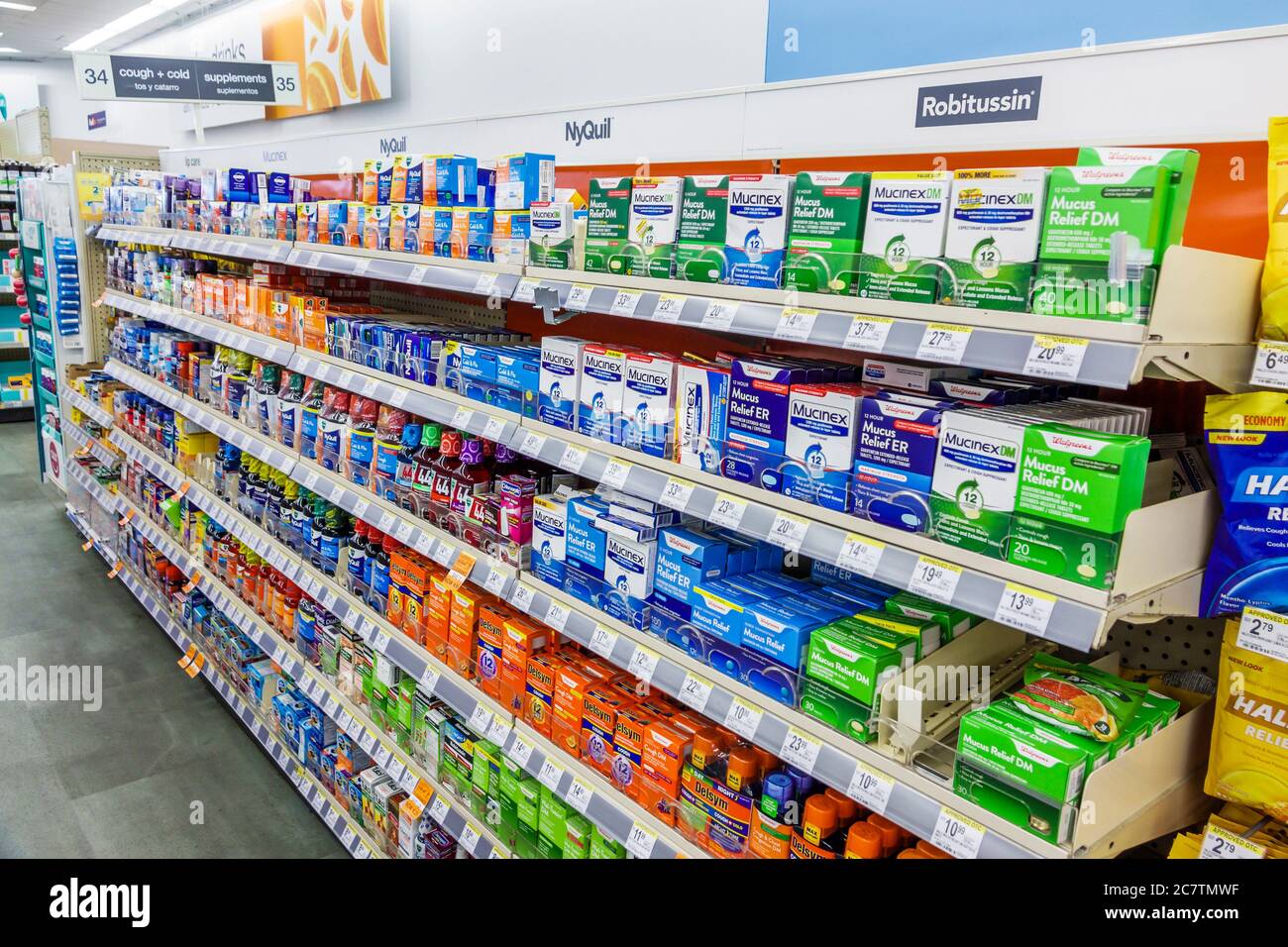 Miami Beach Florida,Walgreens,farmacia,farmacia,farmacia,OTC over-the-counter medicine,tosse,sollievo influenzale freddo,NyQuil,Mucinex,Robitussin,marche,vendita display,sh Foto Stock