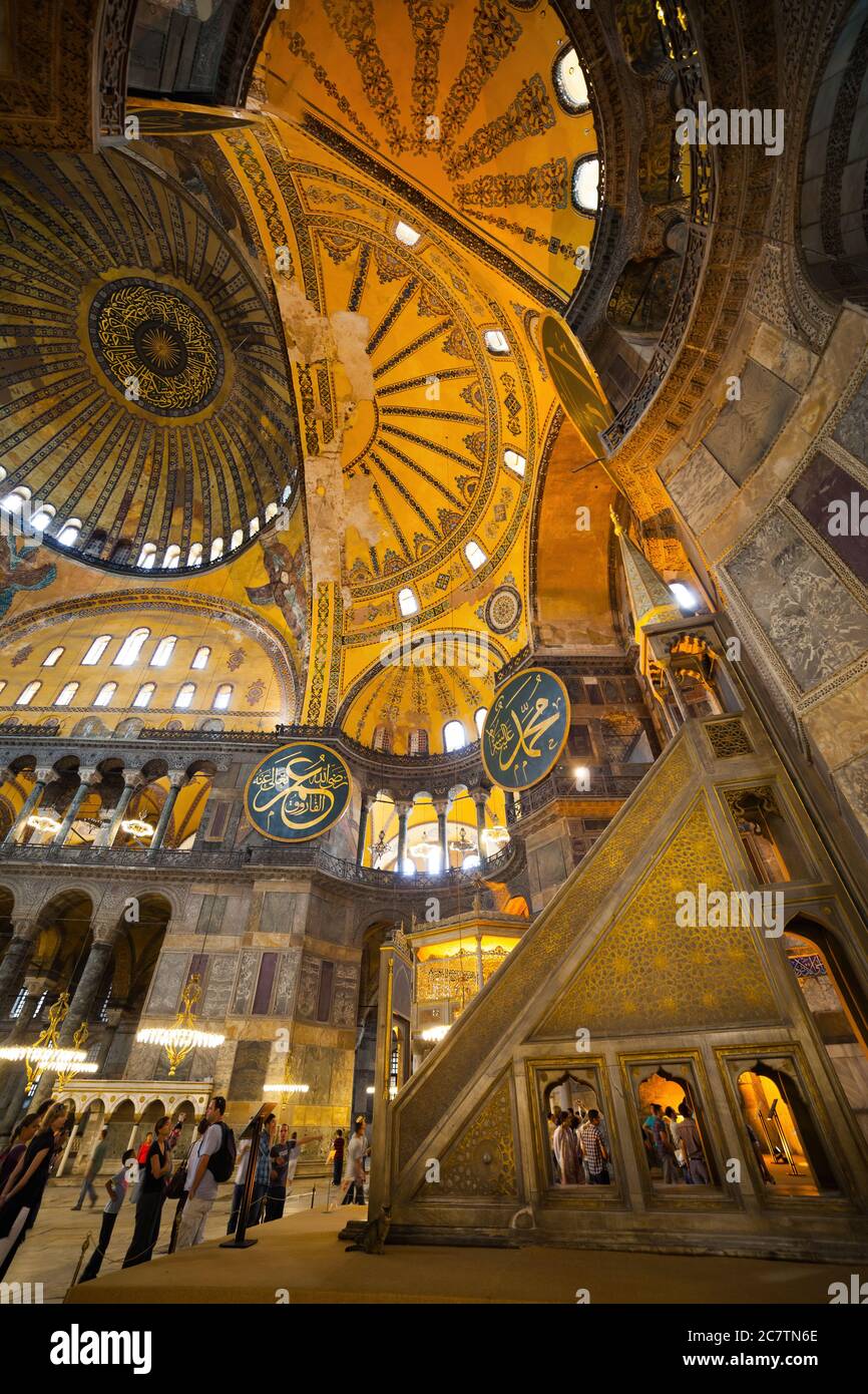 Hagia Sophia (Ayasofya) interno con minbar a Istanbul, Turchia, Chiesa bizantina della Sapienza, punto di riferimento della città Foto Stock