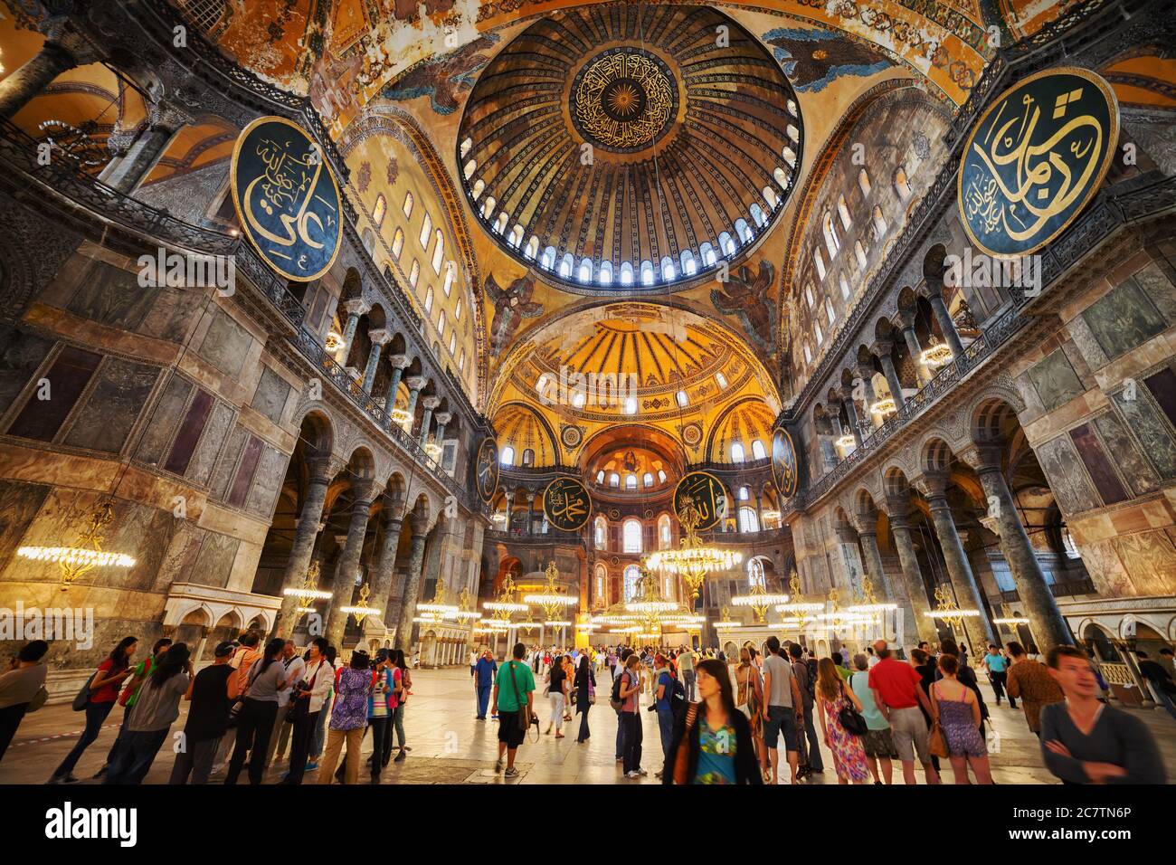 Gruppo di persone, turisti godere della vista della Hagia Sophia (Ayasofya) spettacolare interno a Istanbul, Turchia, Chiesa bizantina della Sapienza Foto Stock