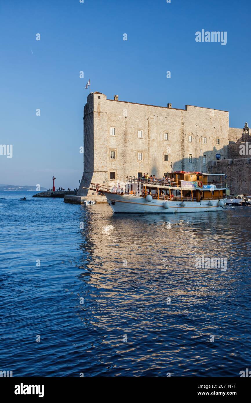 Tour in barca con turisti che lasciano il porto nel mare Adriatico nella città vecchia di Dubrovnik in Croazia nel tardo pomeriggio. Foto Stock