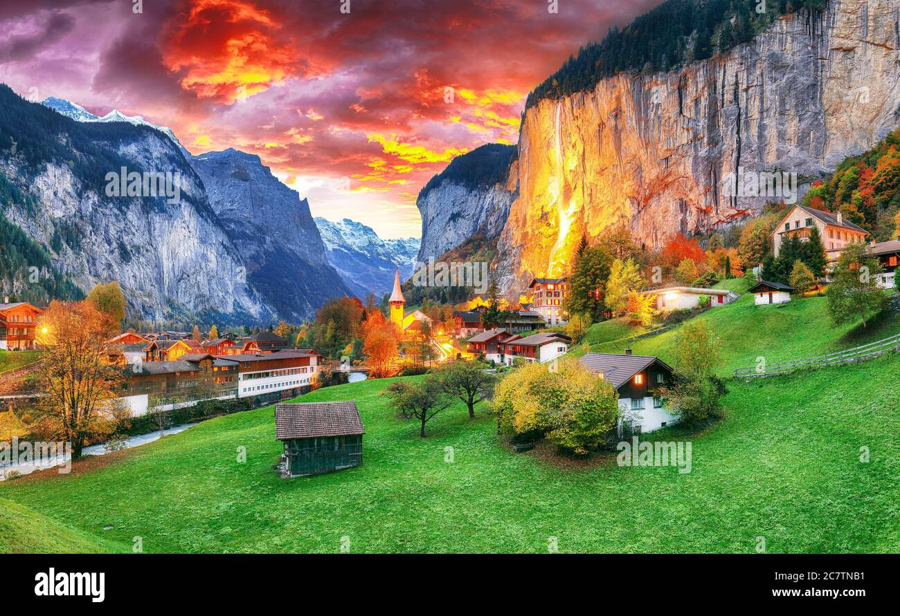Spettacolare vista autunnale della valle di Lauterbrunnen con la splendida cascata di Staubbach e le Alpi svizzere al tramonto. Località: Lauterbrunnen villaggio, Berner Foto Stock