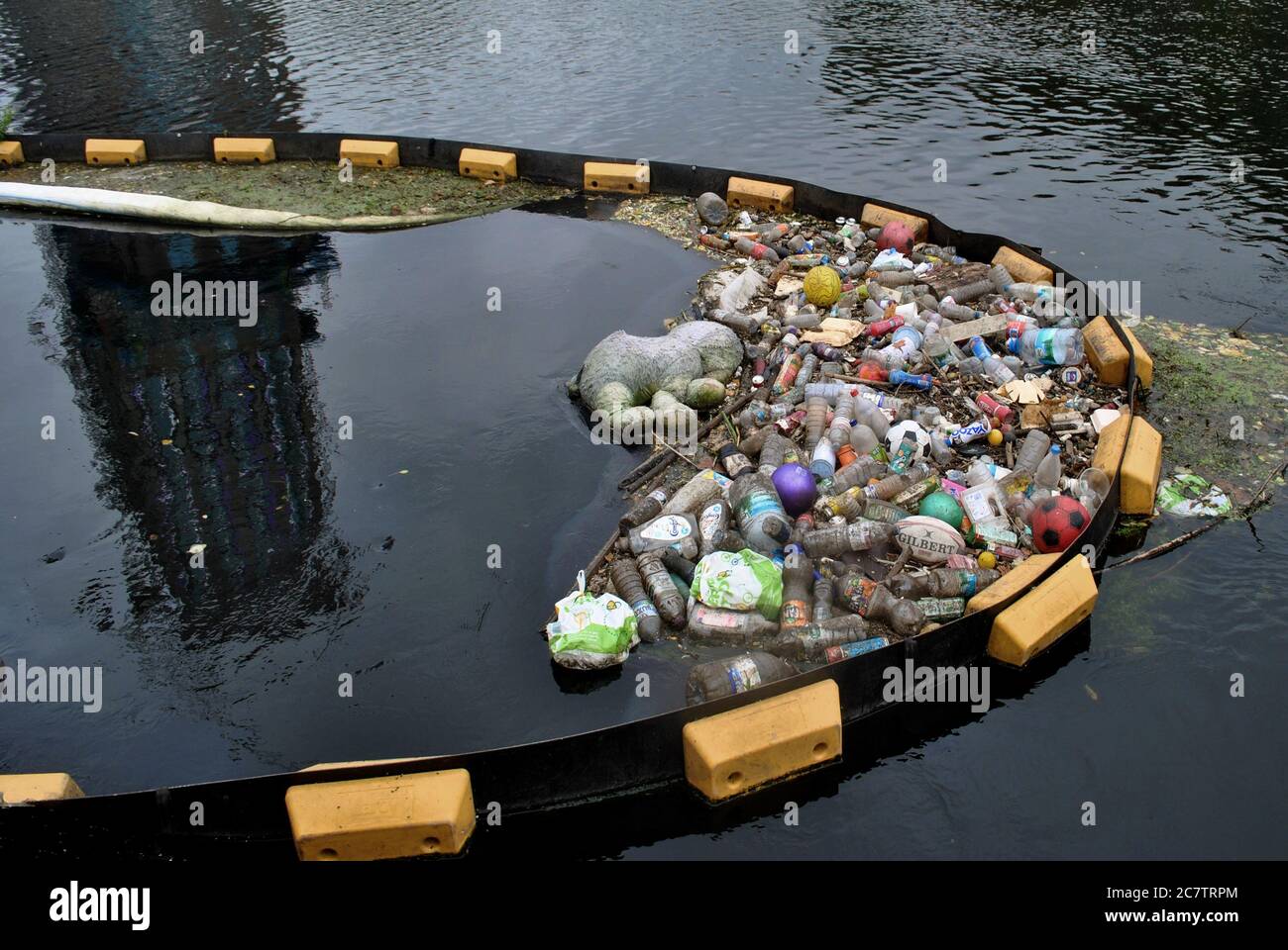 I RIFIUTI PRINCIPALMENTE DI PLASTICA SI RACCOLGONO IN UNA TRAPPOLA DI RIFIUTI SUL FIUME LEA A TOTTENHAM HALE, LONDRA DEL NORD. Foto Stock