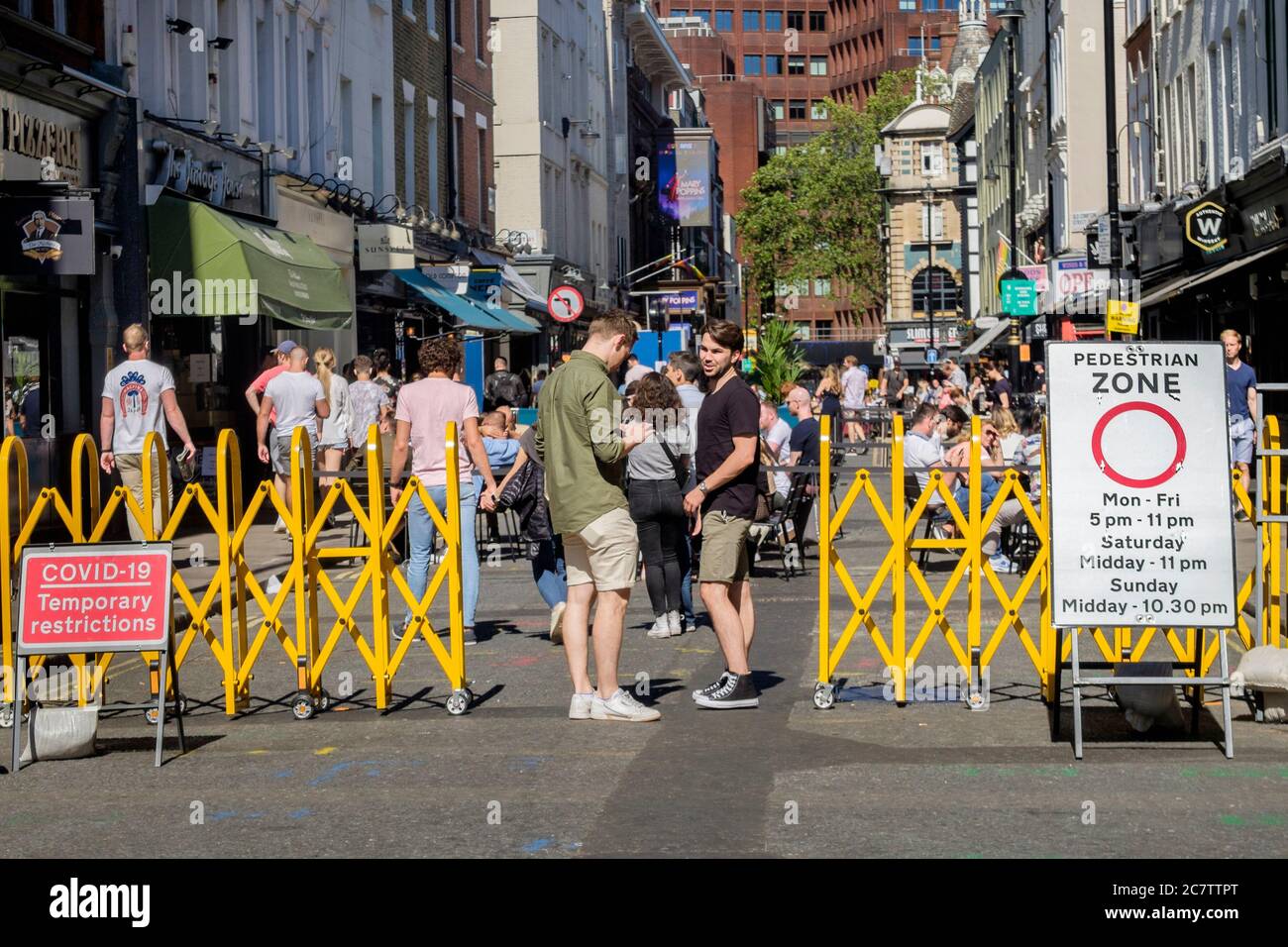 18 luglio 2020. Le strade nell'area di Soho nel centro di Londra sono state pedonali per consentire ai bar e ai ristoranti di allestire aree salotto all'aperto per mantenere le normative di allontanamento sociale tra i clienti, poiché le misure di allentamento Covid-19 sono state attuate dal governo. Foto Stock