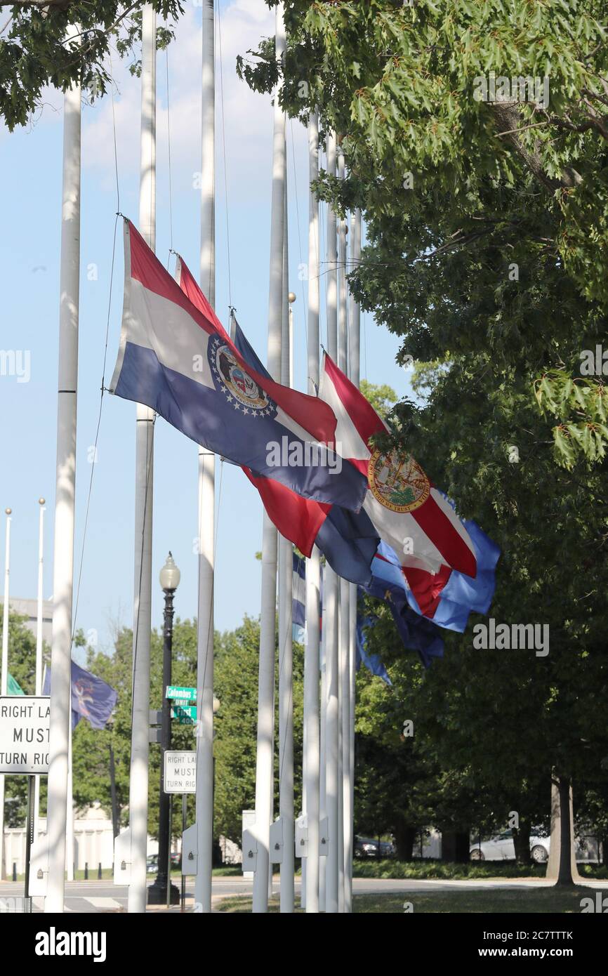 Washington, DC, Stati Uniti. 18 luglio 2020. Varie bandiere intorno a DC volano a metà del personale come ordinato dal presidente Trump dopo la morte del Rep. John Lewis il 18 luglio 2020 a Washington, DC Credit: Mpi34/Media Punch/Alamy Live News Foto Stock