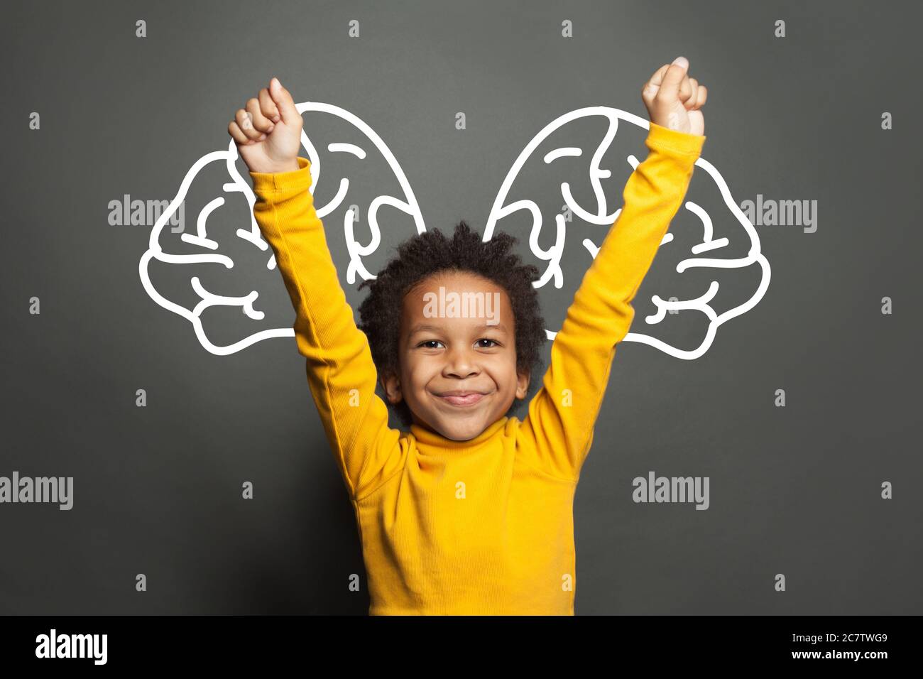Felice bambino nero intelligente ragazzo studente con grande cervello Foto Stock