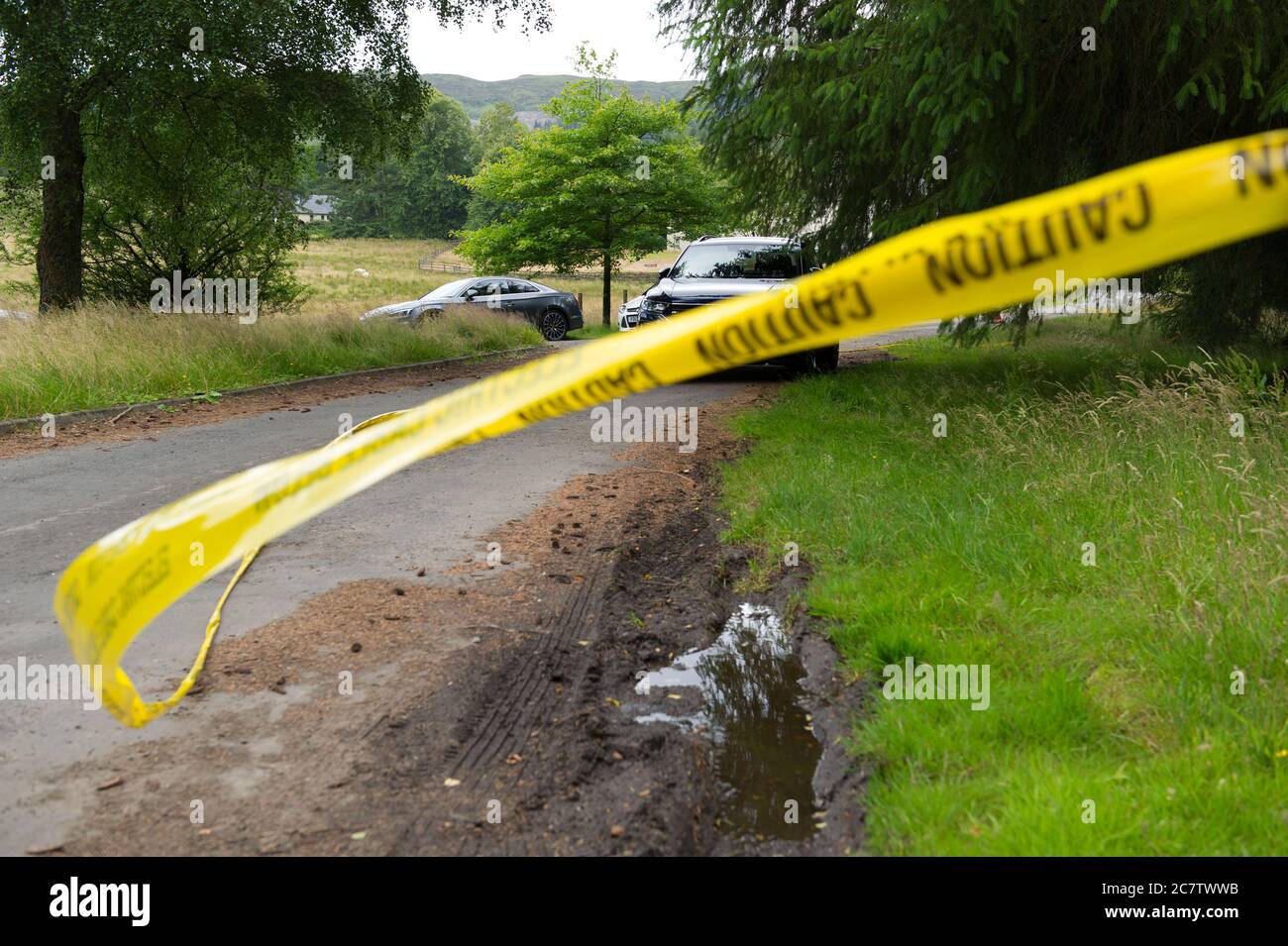 Loch Lomond e Trossachs National Park, Scozia, Regno Unito. 19 luglio 2020 nella foto: Il Duca di Passo intorno a Loch Achray nei Trossachs è stato chiuso dalla polizia per preoccupazioni sulla congestione e "pericoloso parcheggio", sulla recentemente aperta Heart 200 Route. Il consiglio Stirling sta lavorando per creare presto una via permanente e chiara per rendere la strada più sicura attraverso la regolamentazione del traffico. Sono state sollevate preoccupazioni circa le condizioni relativamente scarse della strada, tuttavia i dirigenti del consiglio hanno comunque sospirato un vantaggio commerciale per la zona. Credit: Colin Fisher/Alamy Live News. Foto Stock