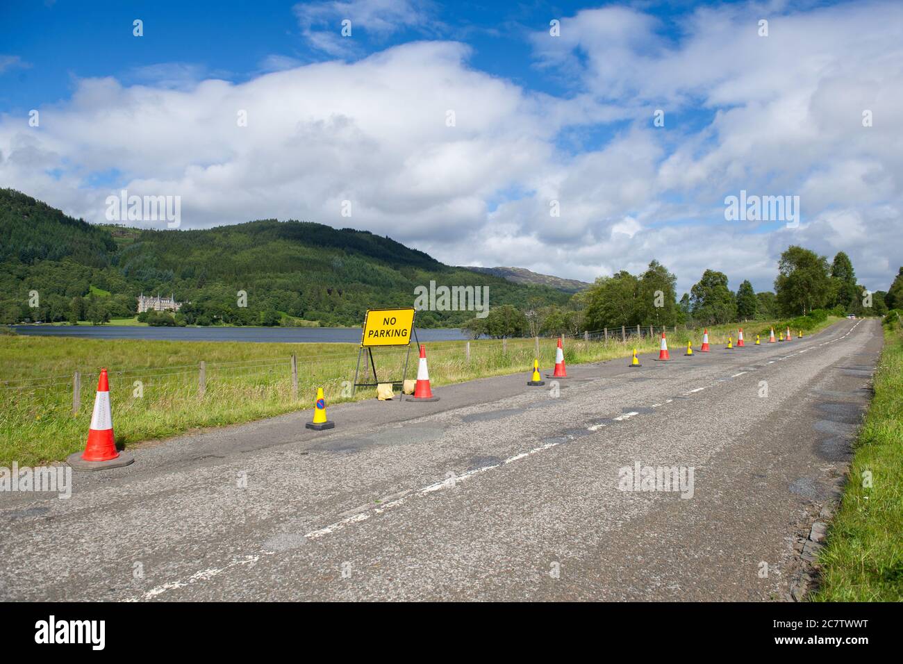Loch Lomond e Trossachs National Park, Scozia, Regno Unito. 19 luglio 2020 nella foto: Il Duca di Passo intorno a Loch Achray nei Trossachs è stato chiuso dalla polizia per preoccupazioni sulla congestione e "pericoloso parcheggio", sulla recentemente aperta Heart 200 Route. Il consiglio Stirling sta lavorando per creare presto una via permanente e chiara per rendere la strada più sicura attraverso la regolamentazione del traffico. Sono state sollevate preoccupazioni circa le condizioni relativamente scarse della strada, tuttavia i dirigenti del consiglio hanno comunque sospirato un vantaggio commerciale per la zona. Credit: Colin Fisher/Alamy Live News. Foto Stock
