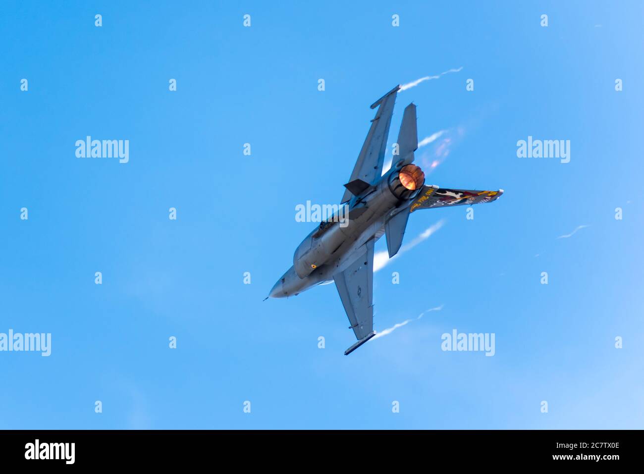 F-16 caccia con il Viper Demo Team che sale in cielo. Foto Stock