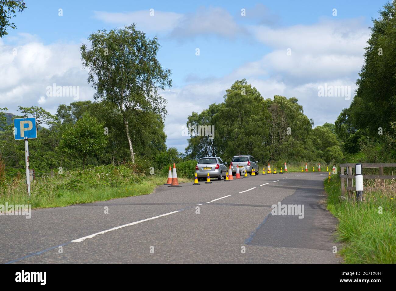 Loch Lomond e Trossachs National Park, Scozia, Regno Unito. 19 luglio 2020 nella foto: Il Duca di Passo intorno a Loch Achray nei Trossachs è stato chiuso dalla polizia per preoccupazioni sulla congestione e "pericoloso parcheggio", sulla recentemente aperta Heart 200 Route. Il consiglio Stirling sta lavorando per creare presto una via permanente e chiara per rendere la strada più sicura attraverso la regolamentazione del traffico. Sono state sollevate preoccupazioni circa le condizioni relativamente scarse della strada, tuttavia i dirigenti del consiglio hanno comunque sospirato un vantaggio commerciale per la zona. Credit: Colin Fisher/Alamy Live News. Foto Stock