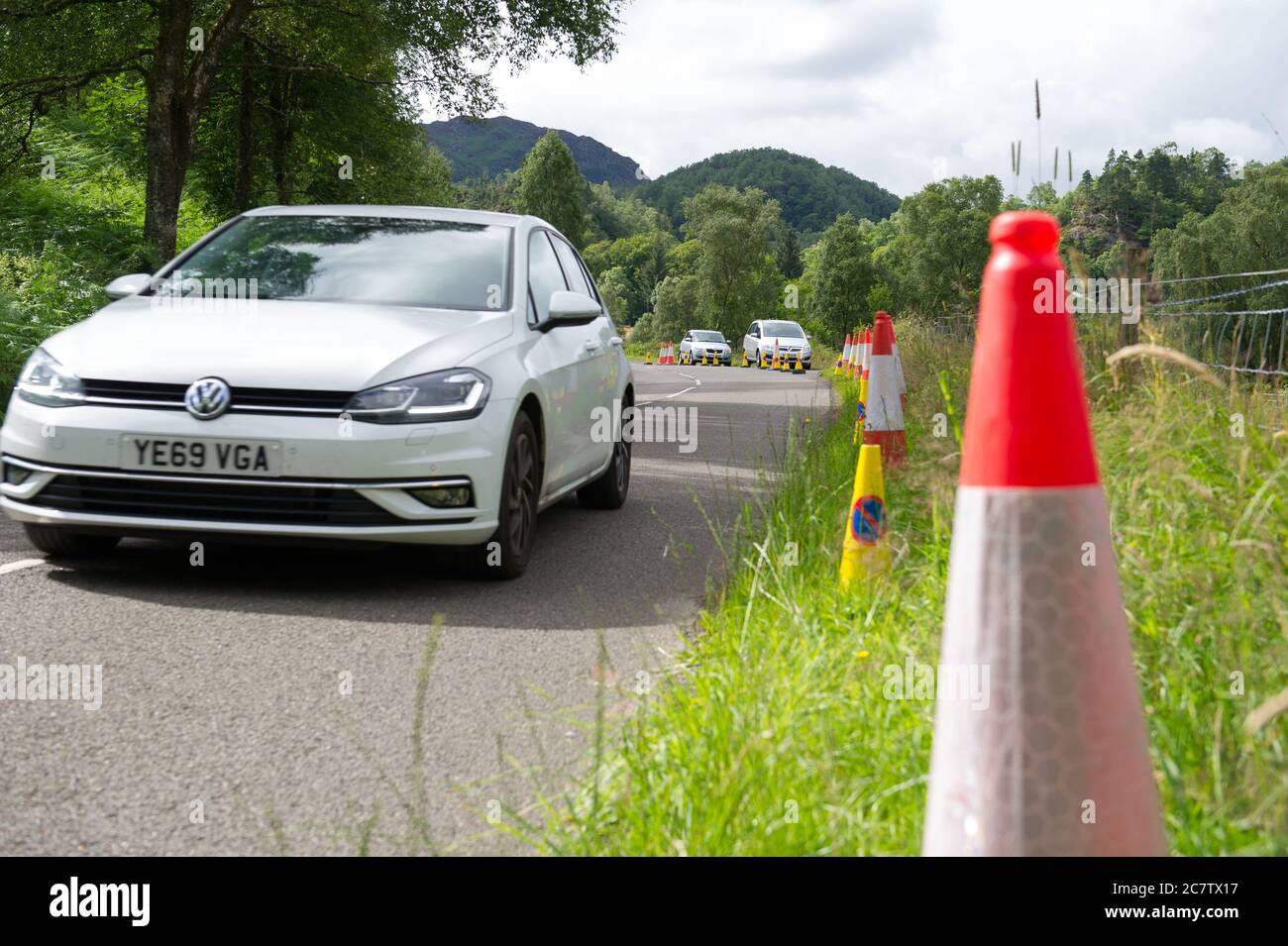 Loch Lomond e Trossachs National Park, Scozia, Regno Unito. 19 luglio 2020. Nella foto: Il Duca passa intorno a Loch Achray nei Trossachs è stato chiuso dalla polizia per preoccupazioni sulla congestione e "pericoloso parcheggio", sulla nuova apertura Heart 200 Route. Il consiglio Stirling sta lavorando per creare presto una via permanente e chiara per rendere la strada più sicura attraverso la regolamentazione del traffico. Sono state sollevate preoccupazioni circa le condizioni relativamente scarse della strada, tuttavia i dirigenti del consiglio hanno comunque sospirato un vantaggio commerciale per la zona. Credit: Colin Fisher/Alamy Live News Foto Stock