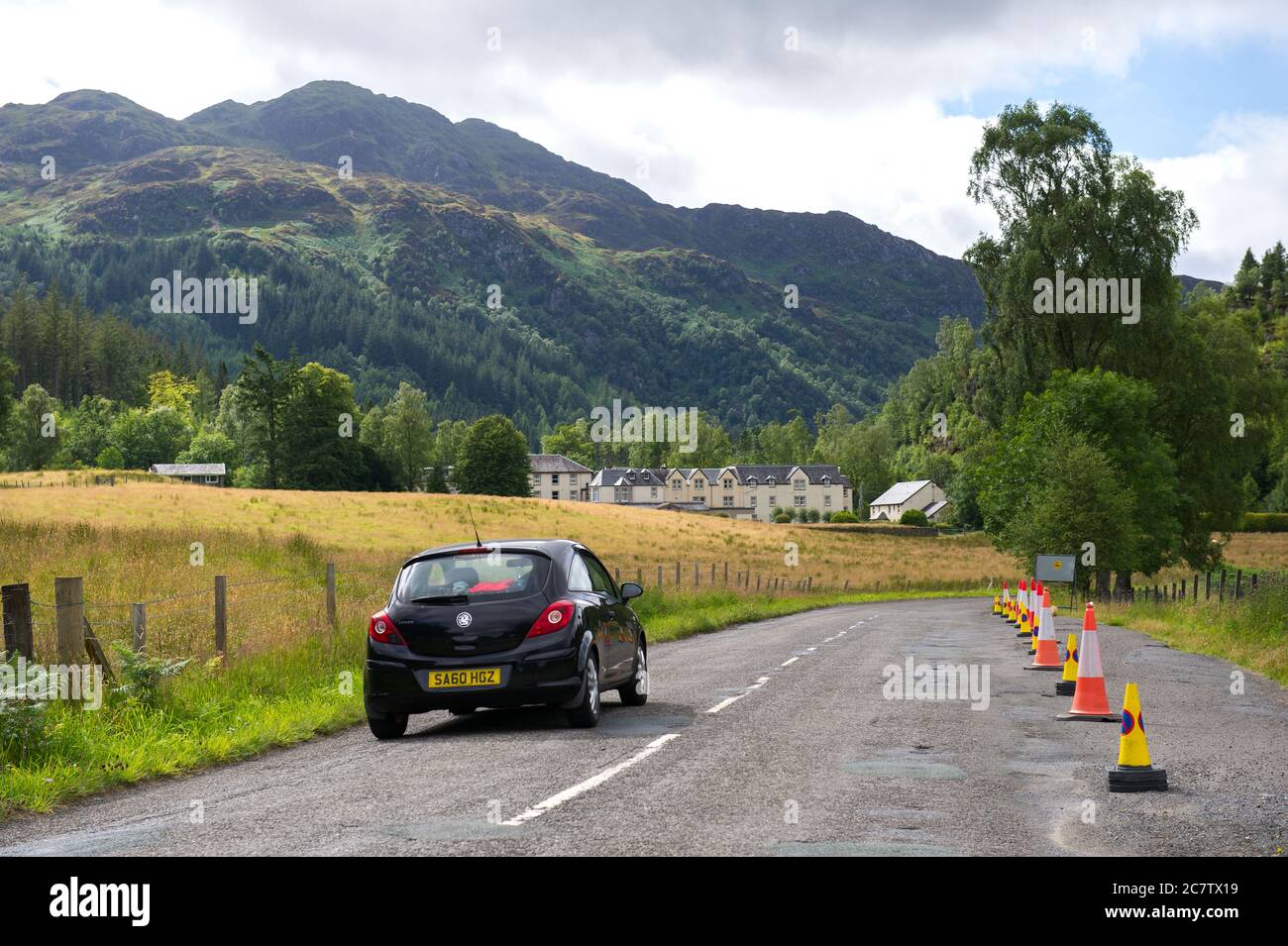 Loch Lomond e Trossachs National Park, Scozia, Regno Unito. 19 luglio 2020. Nella foto: Il Duca passa intorno a Loch Achray nei Trossachs è stato chiuso dalla polizia per preoccupazioni sulla congestione e "pericoloso parcheggio", sulla nuova apertura Heart 200 Route. Il consiglio Stirling sta lavorando per creare presto una via permanente e chiara per rendere la strada più sicura attraverso la regolamentazione del traffico. Sono state sollevate preoccupazioni circa le condizioni relativamente scarse della strada, tuttavia i dirigenti del consiglio hanno comunque sospirato un vantaggio commerciale per la zona. Credit: Colin Fisher/Alamy Live News Foto Stock