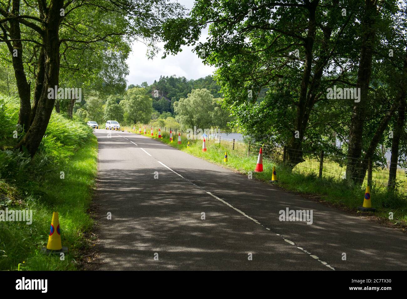 Loch Lomond e Trossachs National Park, Scozia, Regno Unito. 19 luglio 2020. Nella foto: Il Duca passa intorno a Loch Achray nei Trossachs è stato chiuso dalla polizia per preoccupazioni sulla congestione e "pericoloso parcheggio", sulla nuova apertura Heart 200 Route. Il consiglio Stirling sta lavorando per creare presto una via permanente e chiara per rendere la strada più sicura attraverso la regolamentazione del traffico. Sono state sollevate preoccupazioni circa le condizioni relativamente scarse della strada, tuttavia i dirigenti del consiglio hanno comunque sospirato un vantaggio commerciale per la zona. Credit: Colin Fisher/Alamy Live News Foto Stock