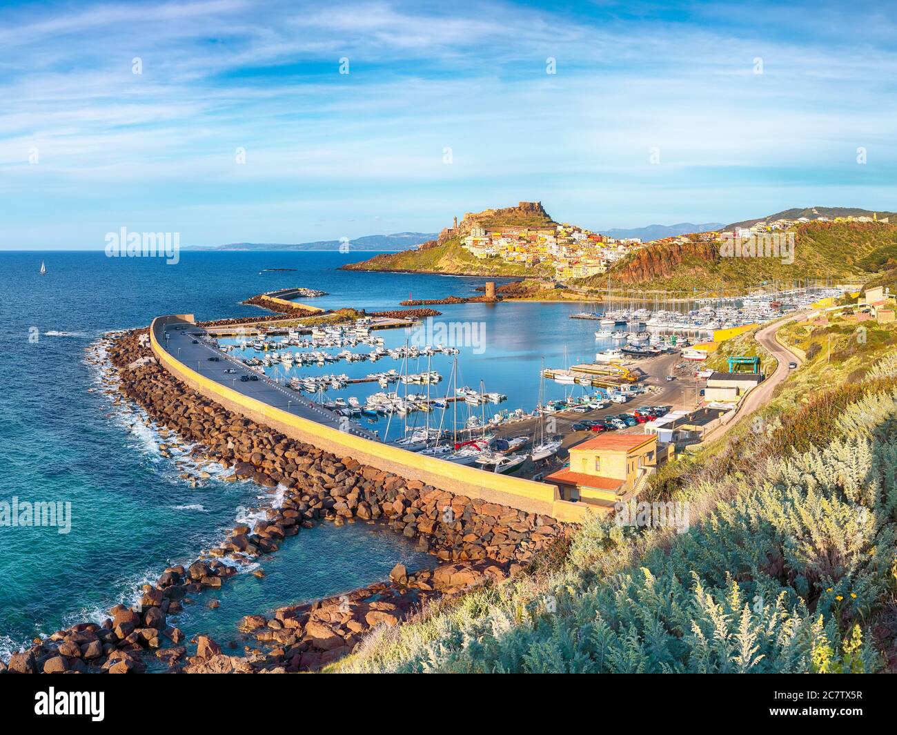 Vista pittoresca sulla città medievale di Castelsardo. Paesaggio urbano del porto di Castelsardo. Ubicazione: Castelsardo, Provincia di Sassari, Italia, Europa Foto Stock