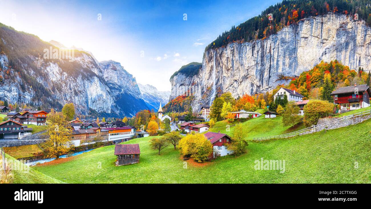 Affascinante vista autunnale della valle di Lauterbrunnen con la splendida cascata di Staubbach e le Alpi svizzere sullo sfondo. Ubicazione: Lauterbrunnen villaggio, Foto Stock