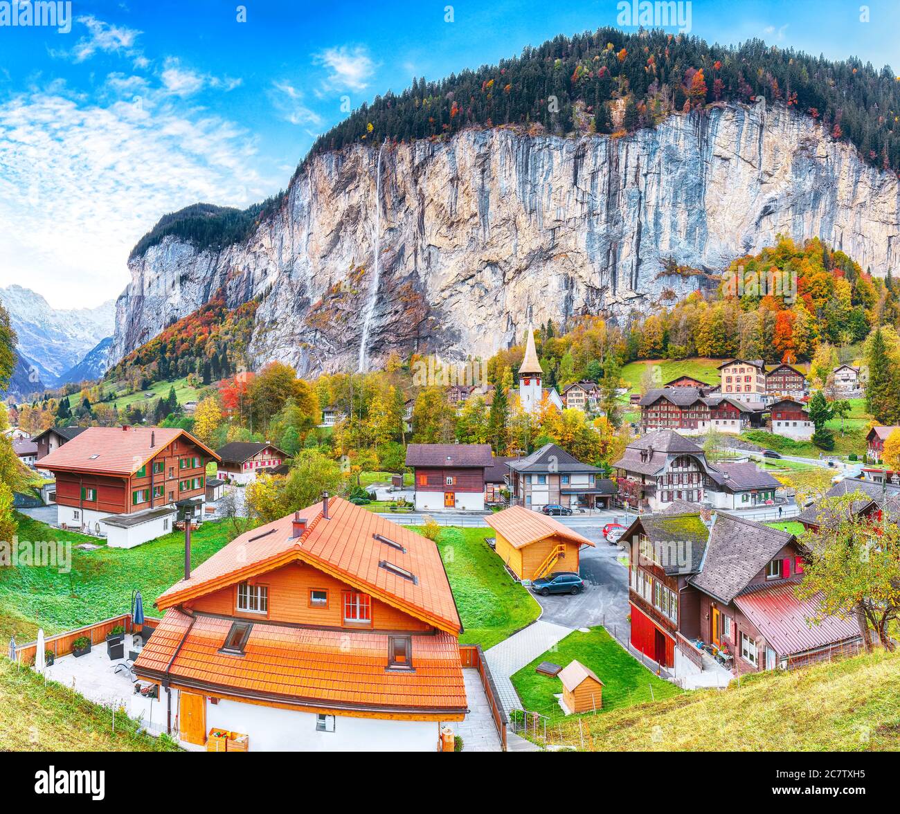 Vista mozzafiato sulla valle di Lauterbrunnen con la splendida cascata di Staubbach e le Alpi svizzere sullo sfondo. Ubicazione: Lauterbrunnen villaggio, Foto Stock