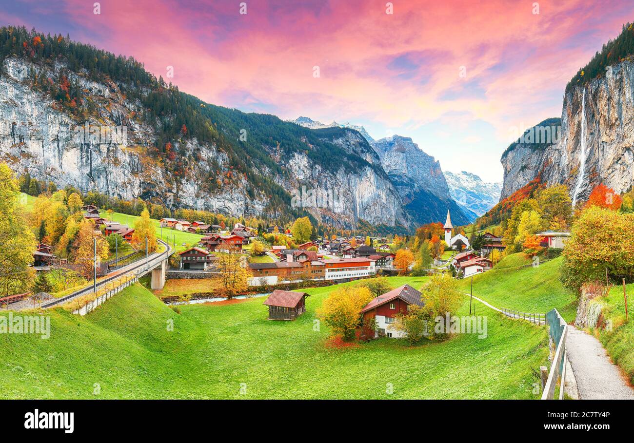 Vista mozzafiato sulla valle di Lauterbrunnen con la splendida cascata di Staubbach e le Alpi svizzere sullo sfondo. Ubicazione: Lauterbrunnen villaggio, Foto Stock