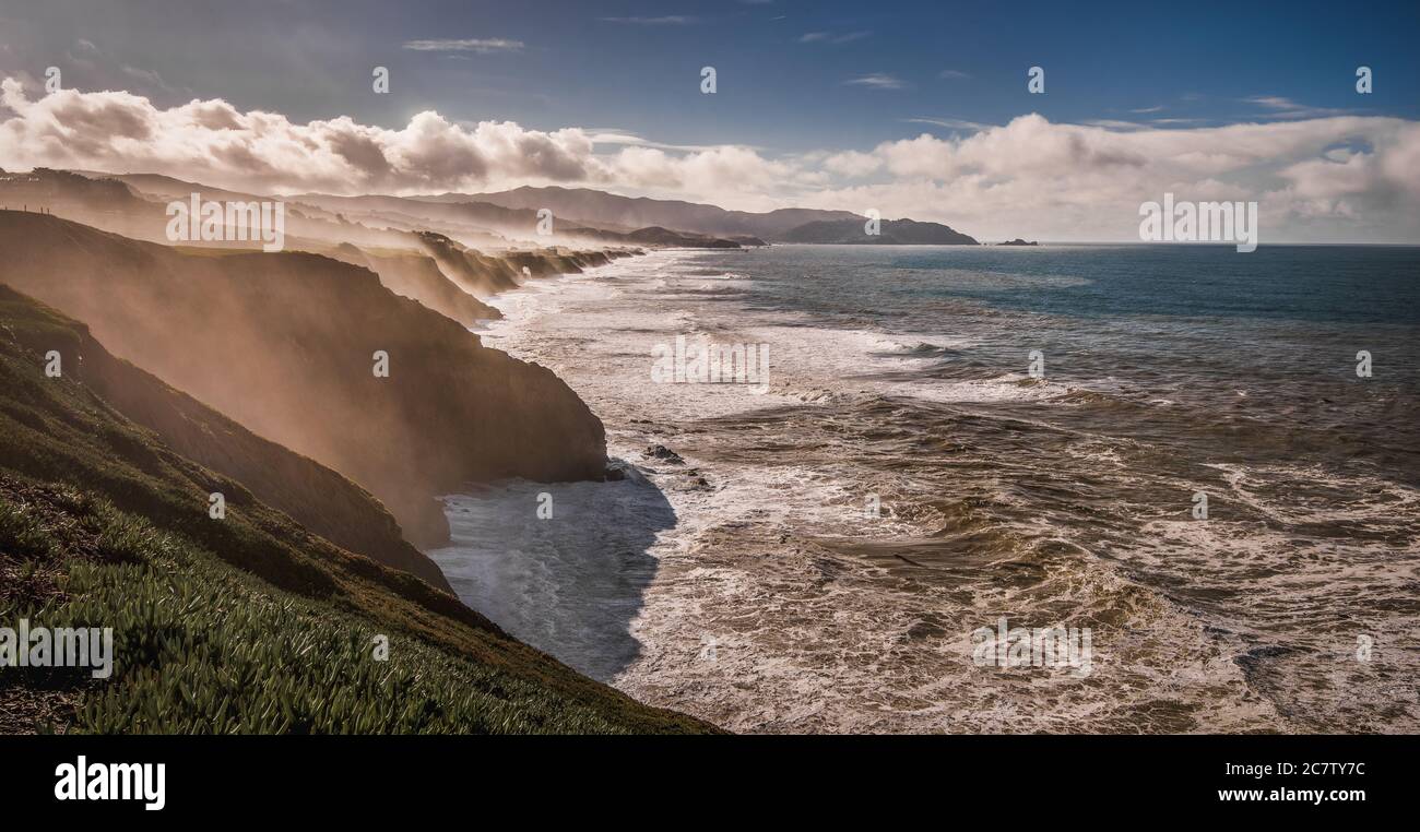 L'alba della costa di Mussel Rock, la zona della baia di San Francisco, la California del Nord Foto Stock