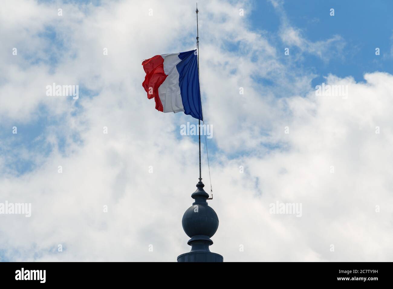 Bandiera francese sventolante in cima al Grand Palais di Parigi Foto Stock