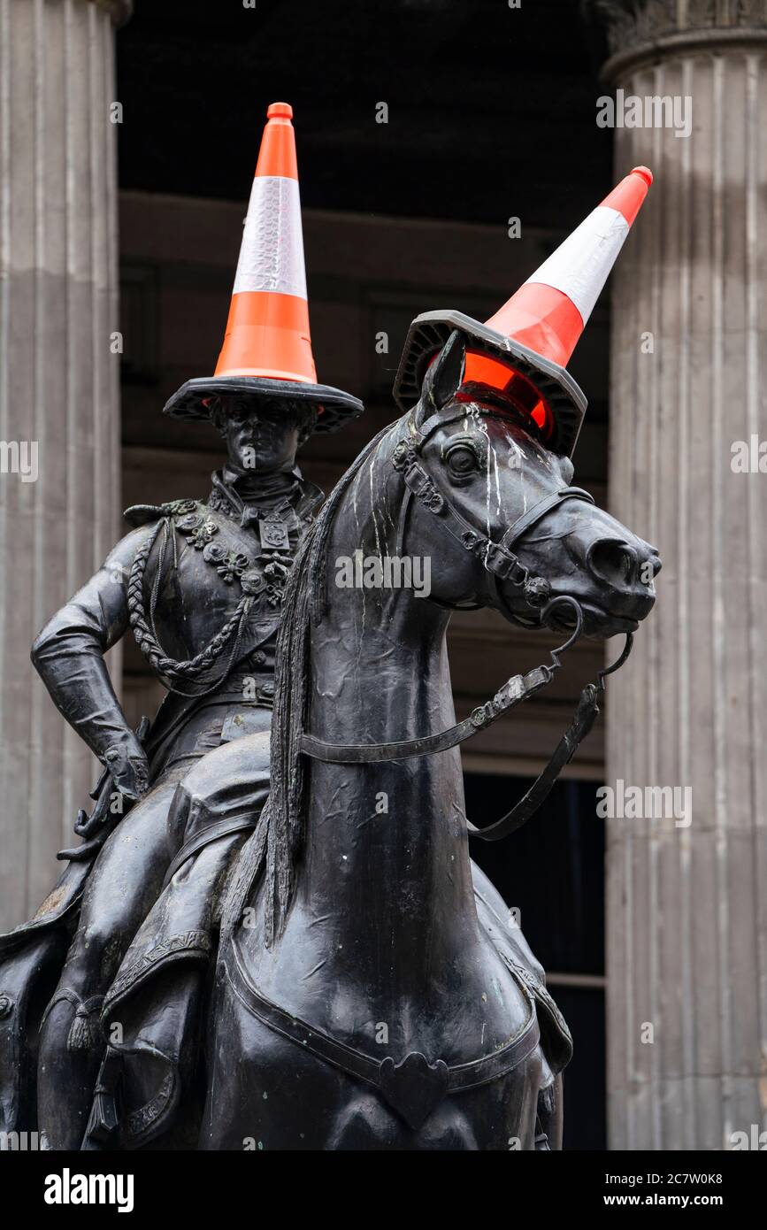 Famosa statua del Duca di Wellington con coni stradali in testa in Royal Exchange Square, Glasgow, Scozia, Regno Unito Foto Stock