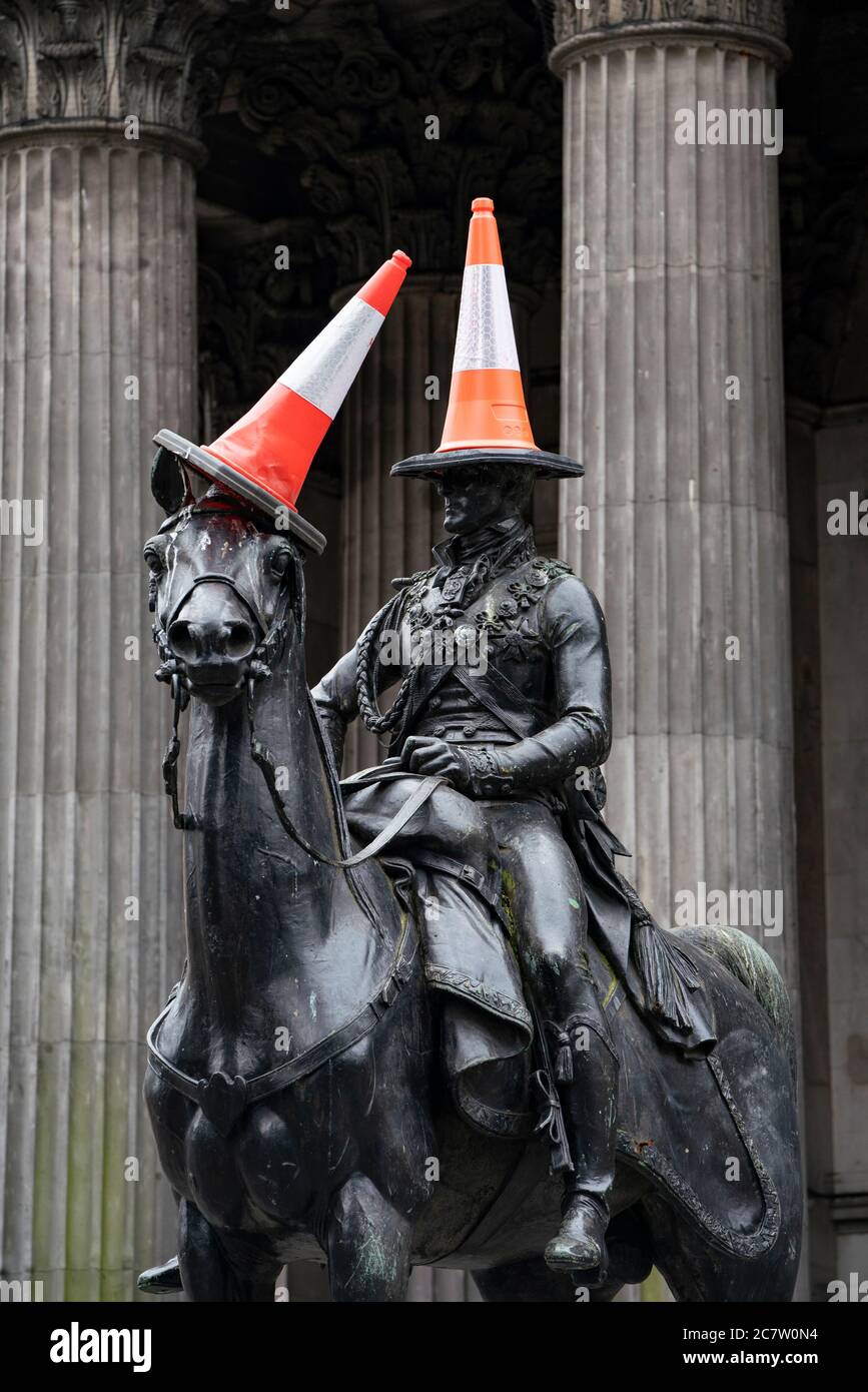 Famosa statua del Duca di Wellington con coni stradali in testa in Royal Exchange Square, Glasgow, Scozia, Regno Unito Foto Stock