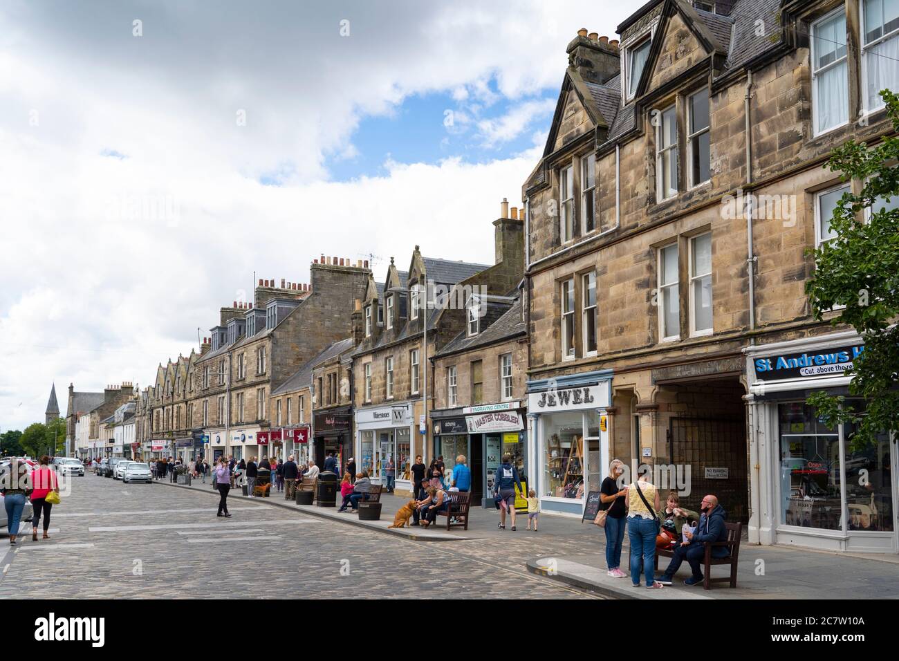 Vista dei negozi lungo Market Street nel centro di St Andrews, Scozia, Regno Unito Foto Stock