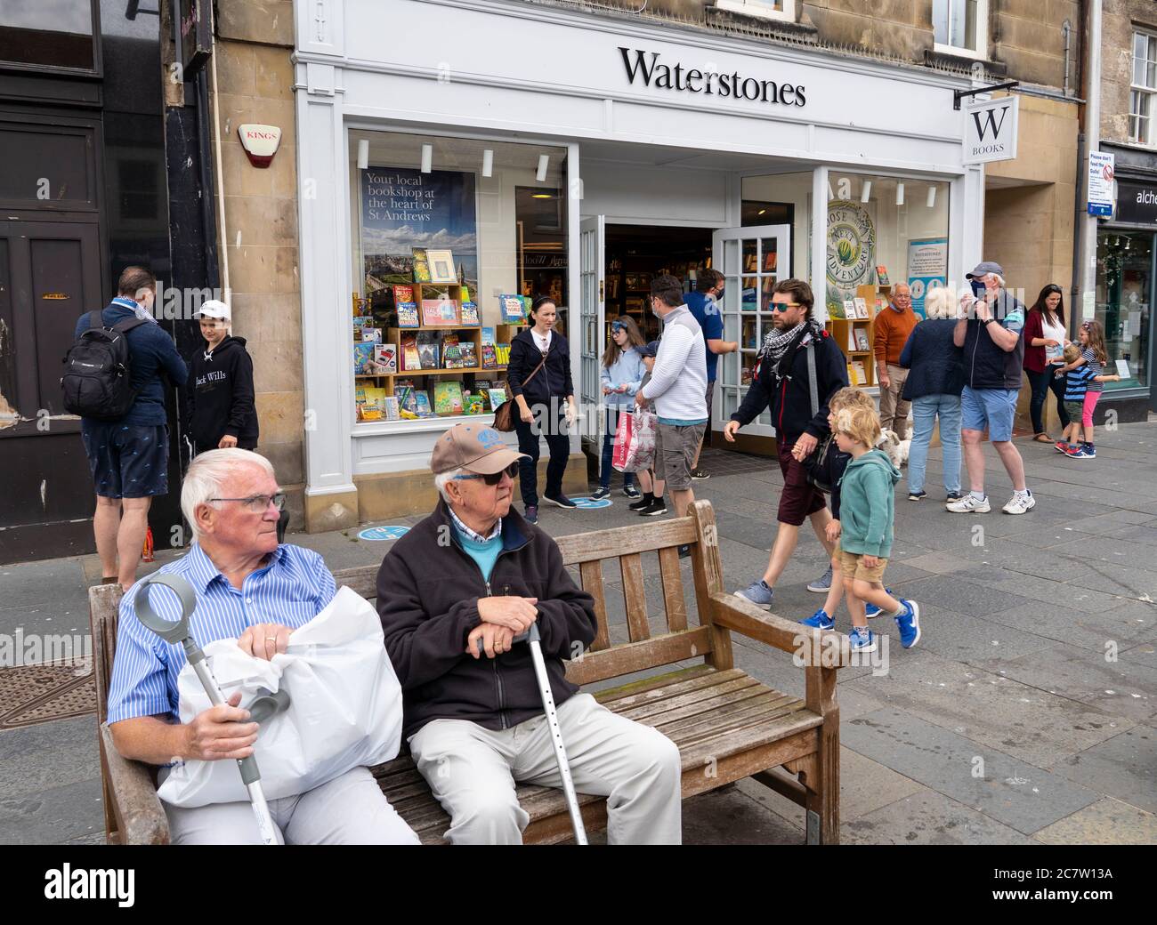 Vista delle persone e dei negozi lungo la trafficata Market Street nel centro di St Andrews, Scozia, Regno Unito Foto Stock