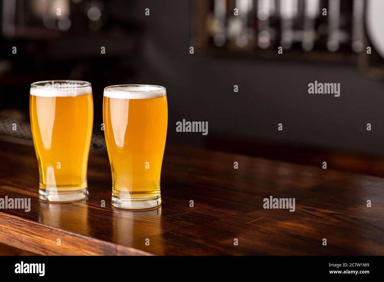 Patrick giorno in pub. Due bicchieri di birra con schiuma al banco bar Foto Stock