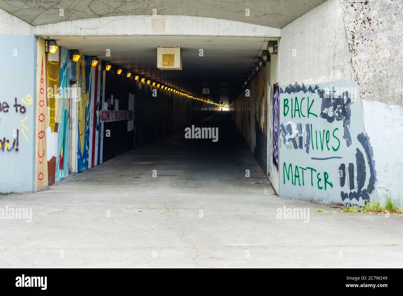 SEATTLE, WASHINGTON. / USA - 3 LUGLIO 2020. - Black Lives materia graffiti su tuunnel Beneatch l'East Portal Lookout . Foto Stock