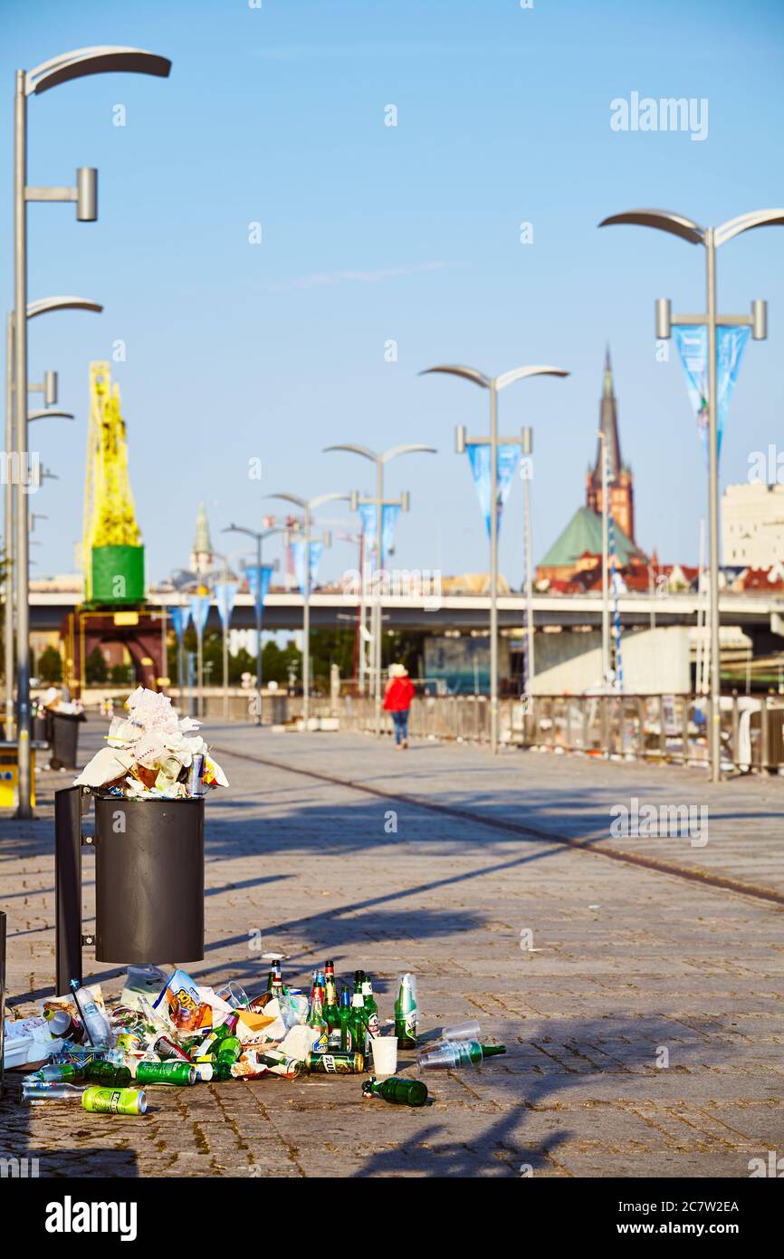 Szczecin, Polonia - 19 luglio 2020: Una bidonera di rifiuti che traboccano sul marciapiede del viale dell'isola di Lasztownia all'alba. Foto Stock