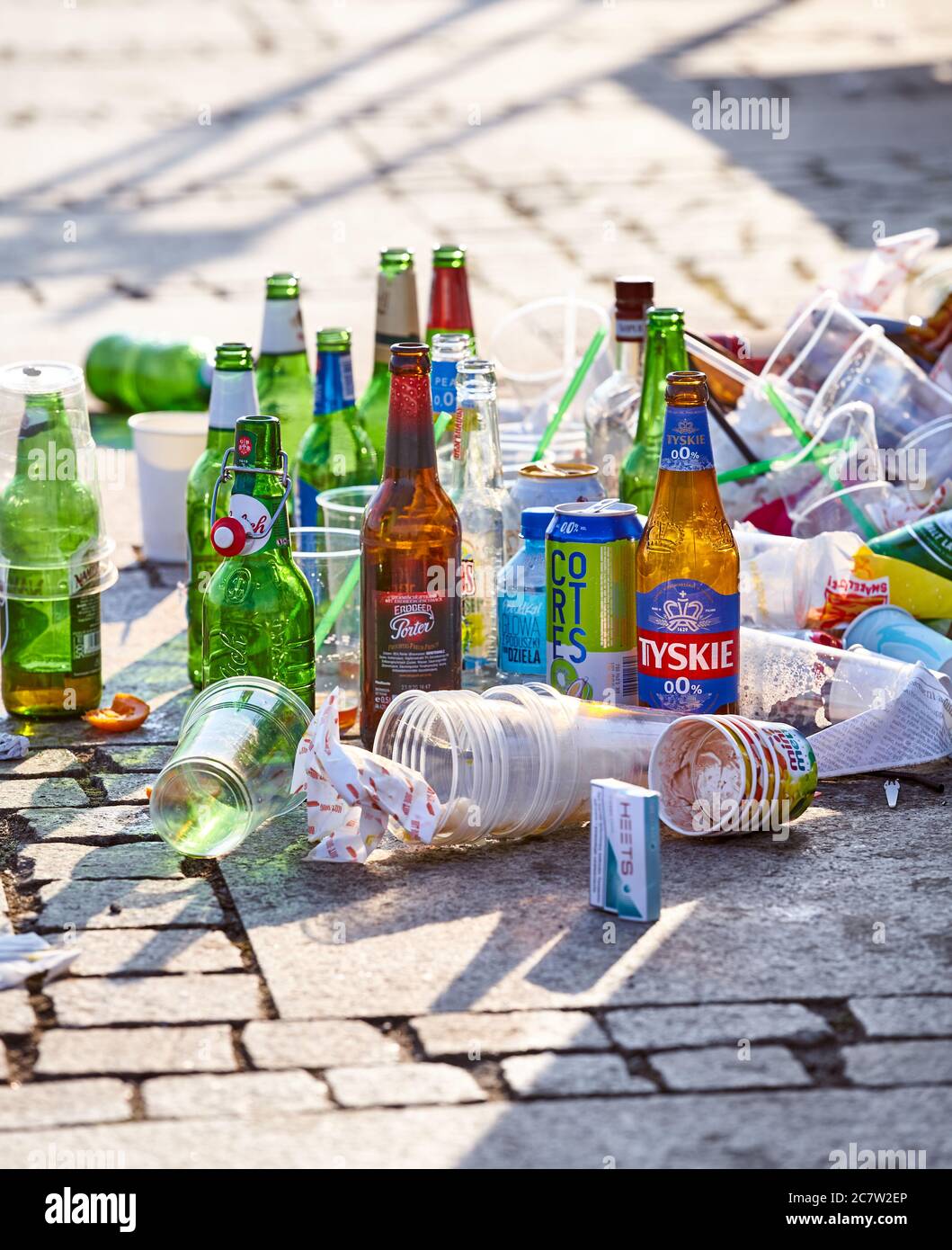 Szczecin, Polonia - 19 luglio 2020: Dopo la festa bottiglie di birra e spazzatura sinistra sul marciapiede del viale dell'isola di Lasztownia. Foto Stock