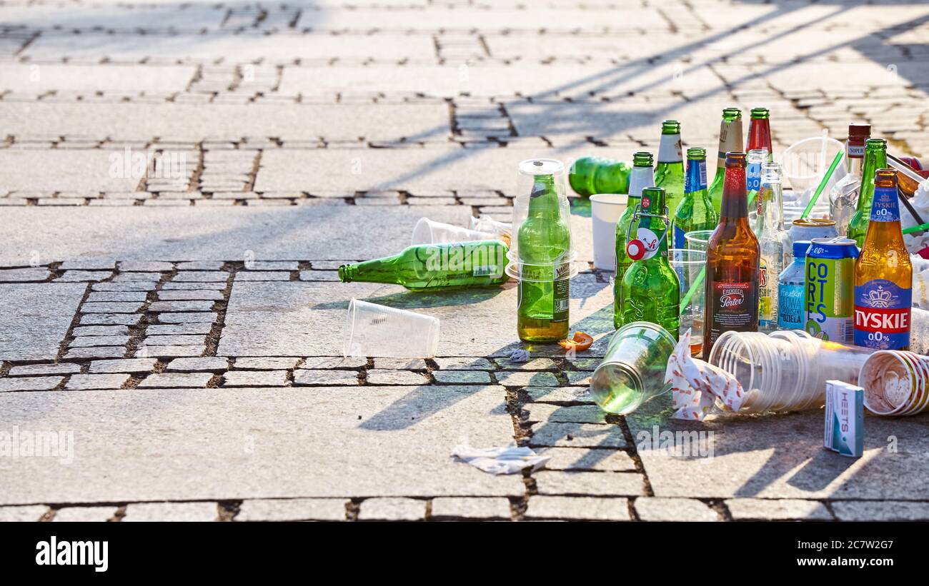 Szczecin, Polonia - 19 luglio 2020: Dopo la festa bottiglie di birra e spazzatura sinistra sul marciapiede del viale dell'isola di Lasztownia. Foto Stock