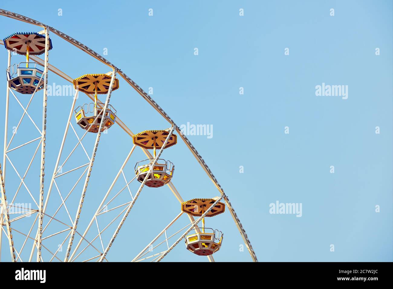 Immagine retrò di una ruota panoramica con cielo senza nuvole, spazio per il testo. Foto Stock
