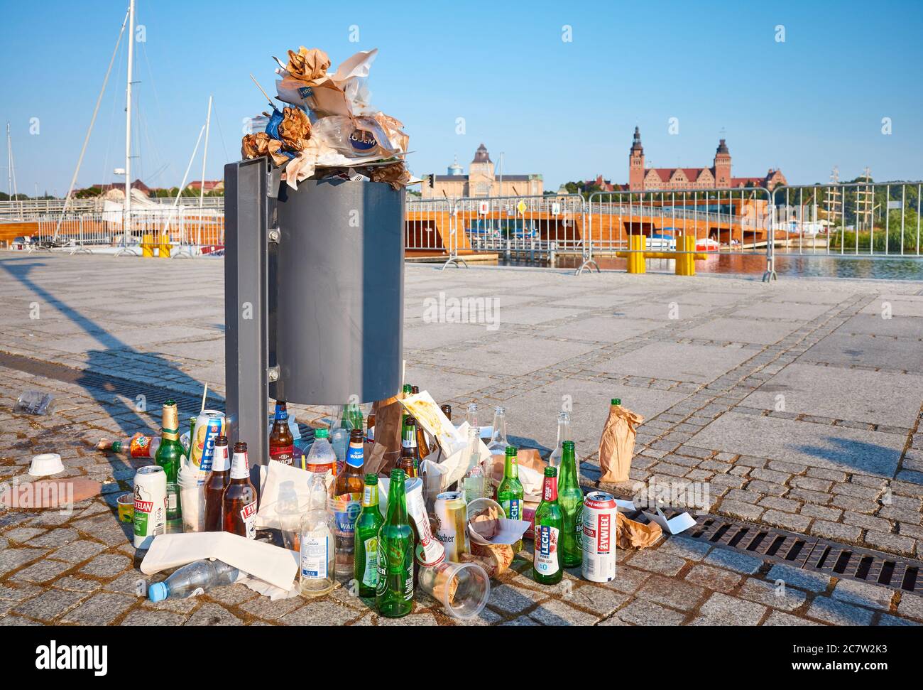 Szczecin, Polonia - 19 luglio 2020: Vista mattutina di una bidonera di rifiuti che traboccava sul marciapiede del viale dell'isola di Lasztownia. Foto Stock