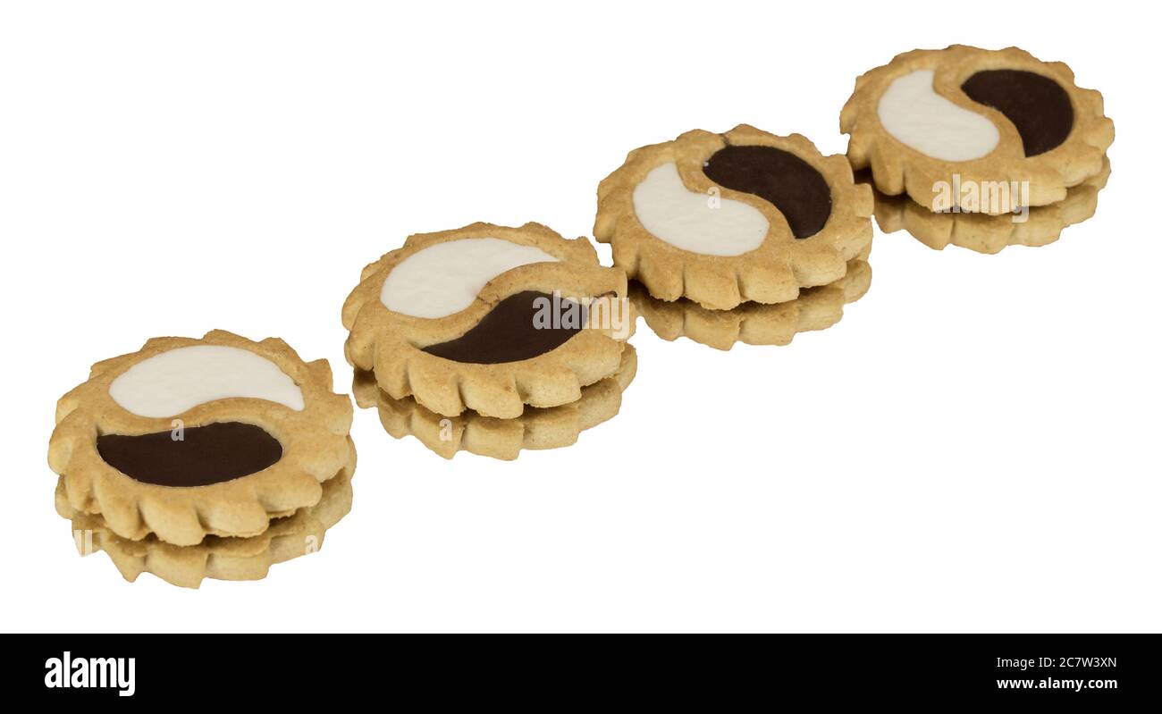 Biscotti al cioccolato e crema isolati su bianco Foto Stock