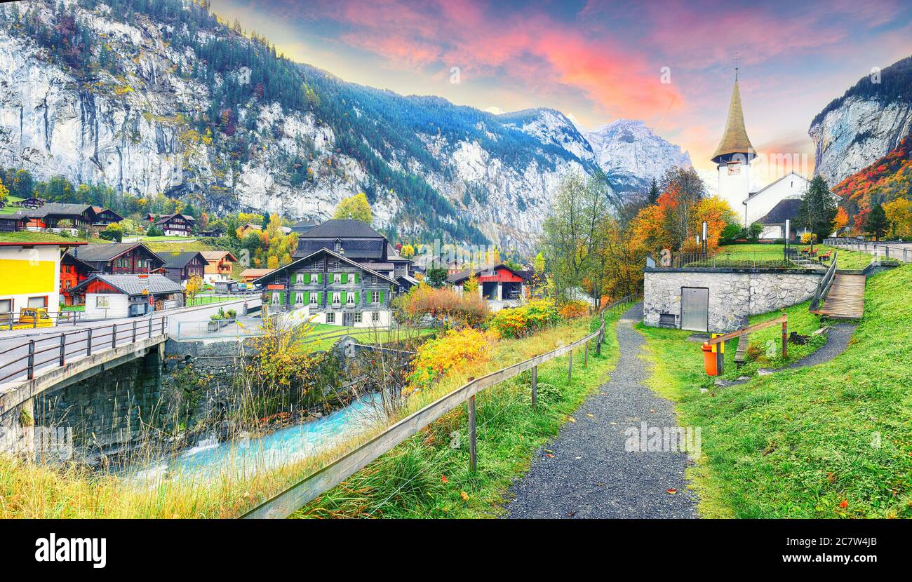 Spettacolare vista autunnale del villaggio di Lauterbrunnen e delle Alpi svizzere sullo sfondo. Ubicazione: Lauterbrunnen village, Berner Oberland, Svizzera, Europen Foto Stock