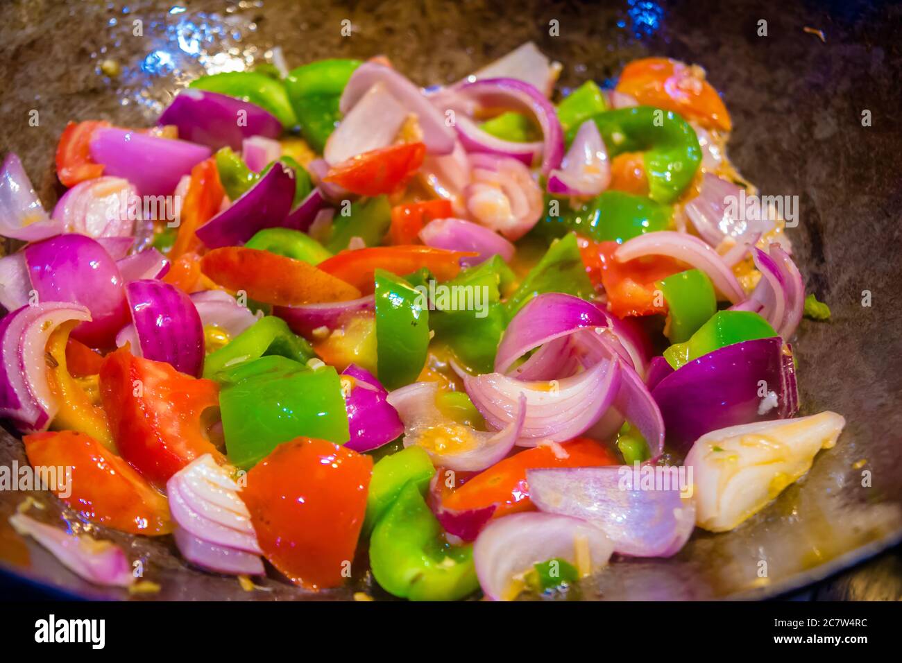 Mescolare le verdure colorate fritte in un wok, cibo sano. Concetto per un pasto vegetariano gustoso e sano. Primo piano Foto Stock