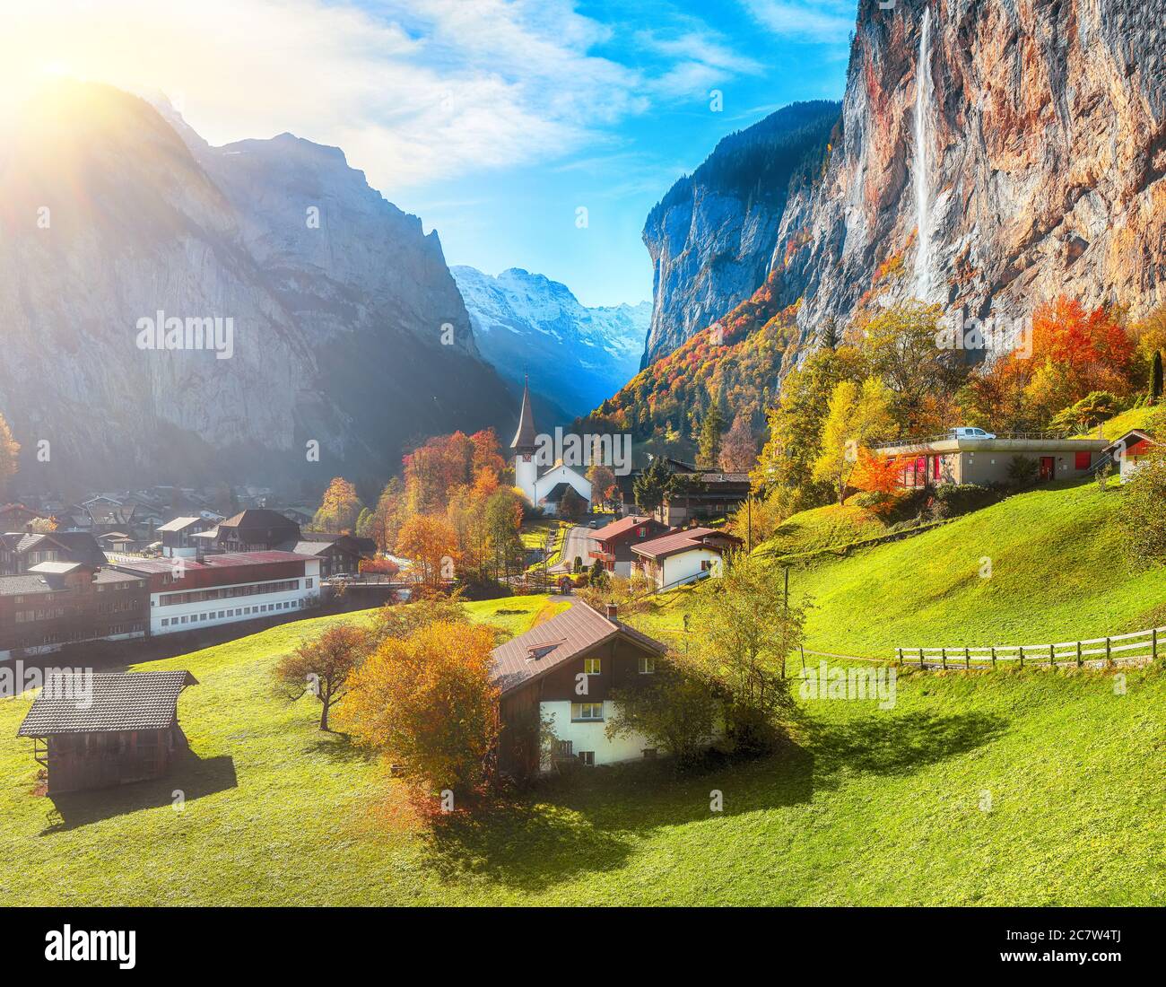 Vista mozzafiato sulla valle di Lauterbrunnen con la splendida cascata di Staubbach e le Alpi svizzere sullo sfondo. Ubicazione: Lauterbrunnen villaggio, Foto Stock