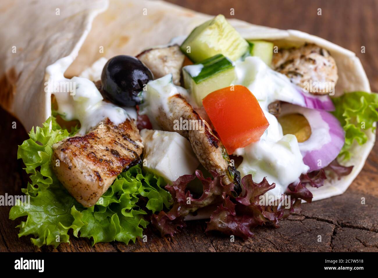 dürüm avvolgimento a sandwich su legno Foto Stock