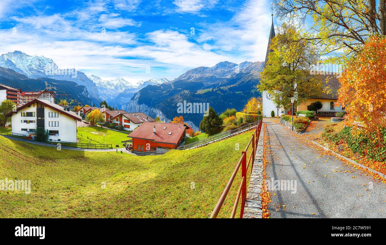 Vista mozzafiato sull'autunno del pittoresco villaggio alpino di Wengen. Soleggiata scena mattutina delle Alpi svizzere. Ubicazione: Wengen Village, Berner Oberland, SvizzeraaLe Foto Stock