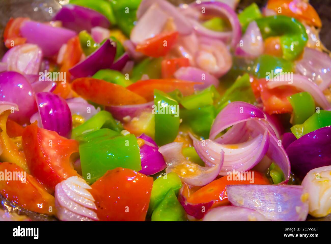 Mescolare le verdure colorate fritte in un wok, cibo sano. Concetto per un pasto vegetariano gustoso e sano. Primo piano Foto Stock
