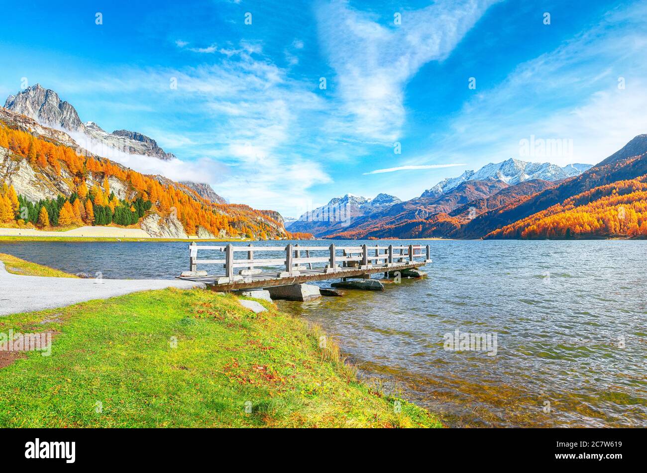 Splendida scena autunnale nelle Alpi svizzere e vista sul lago Sils (Silsersee). Colorata scena autunnale delle Alpi svizzere. Località: Maloya, Engadina, Grison Foto Stock