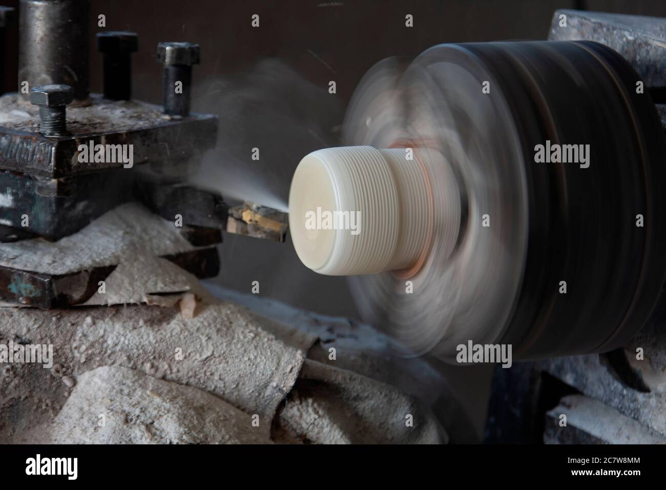 La produzione manuale di souvenir tradizionali in onice in una fabbrica artigianale. Foto Stock