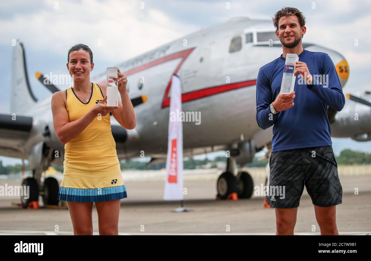 Berlino, Germania. 19 luglio 2020. Tennis: Torneo di 'bett1aces' per Signore e signori all'ex aeroporto di Tempelhof. Singolare, finale, premiazione: Dominic Thiem (r) e Anastasija Sevastova sorridono dopo la vittoria con un trofeo davanti allo sfondo dei bombardieri raisin sulla asfalto dell'ex aeroporto di Tempelhof. Credit: Andreas Gora/dpa/Alamy Live News Foto Stock